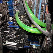 postazioni-computer-con-schermo-tastiera-e-mouse